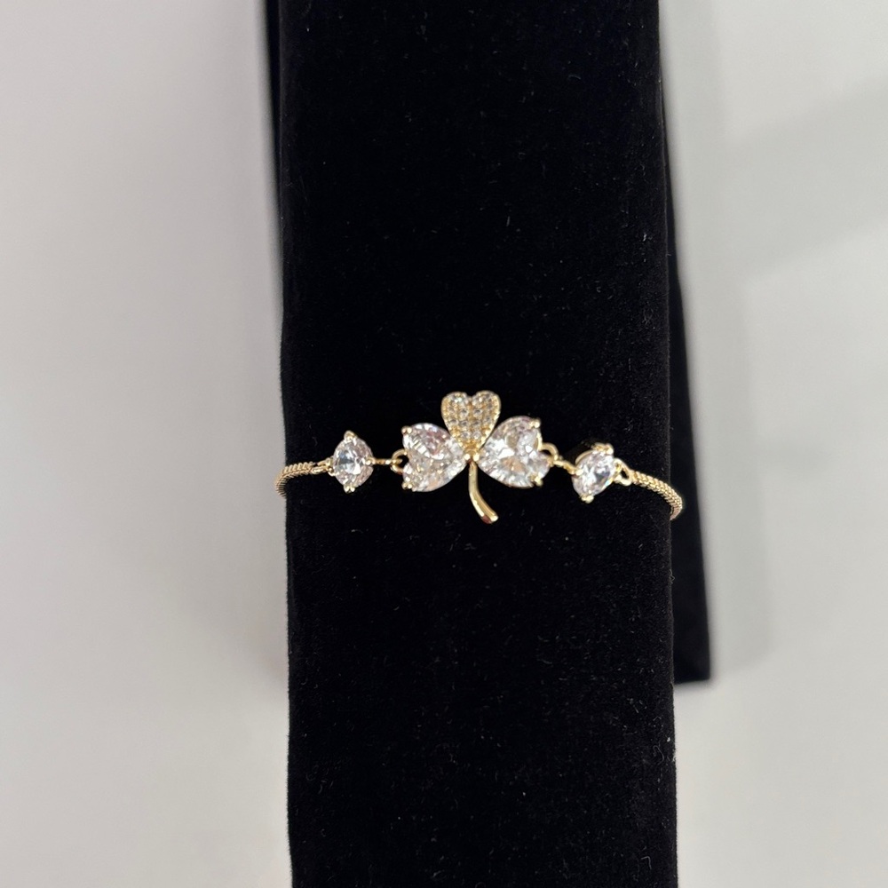 Elegant Gold Clover Bracelet